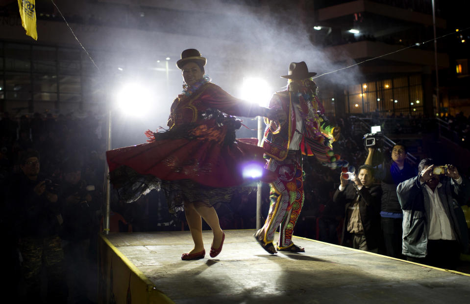 <p>Dance-Battle: Teilnehmer eines Karneval-Wettbewerbs tanzen ausgelassen in La Paz, Bolivien. (Bild: AP Photo/Juan Karita) </p>