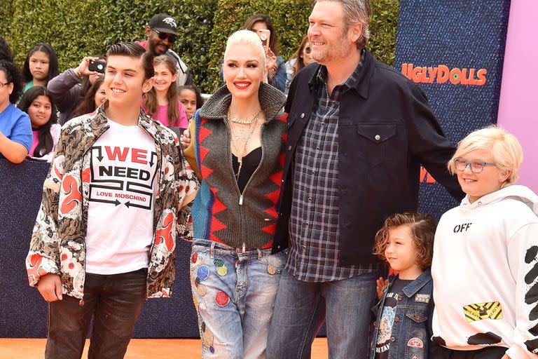 Gwen Stefani y Blake Shelton con los tres hijos de ella: Kingston, Zuma y Apollo