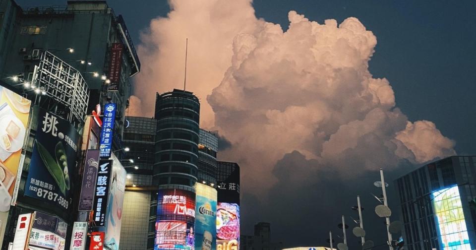 <p>絕美奇景！台北驚現「天空粉紅城堡」| A castle in the sky seen in Ximending before Typhoon’s tail hits Taiwan (Courtesy of @u/JoeyKaotykGWC/Reddit)</p>
