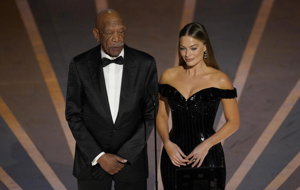 Morgan Freeman et Margot Robbie sur la scène des Oscars le 12 mars 2023. SIPA / © Chris Pizzello/AP