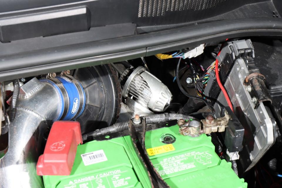 吸氣香菇頭與HKS式樣的進氣洩壓閥，則巧妙的固定在電瓶後方，充分善用了Previa緊湊的引擎室空間。