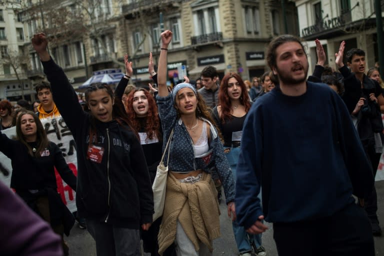 Τα μεγάλα κόμματα αγωνίζονται να ενθουσιάσουν τους Έλληνες ψηφοφόρους που πρωτοεμφανίζονται