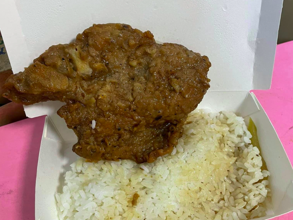 網友抱怨花費80元買的排骨飯只有排骨加白飯。（圖片來源：翻攝自臉書社團「爆怨公社」）