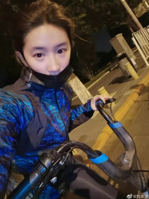 劉亦菲曬騎自行車素顏自拍照。（圖／翻攝自劉亦菲微博）