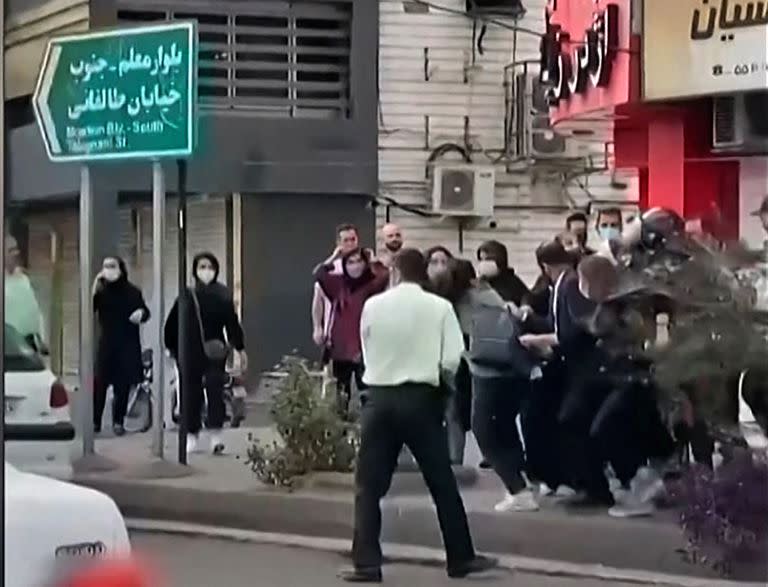 Esta captura de video difundida el 12 de octubre de 2022 muestra a manifestantes femeninas siendo maltratadas por las fuerzas de seguridad iraníes en la ciudad de Rasht, en la provincia septentrional de Gilan.