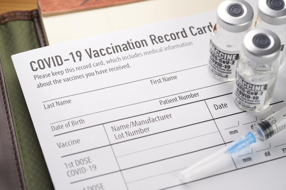 Tarjeta de vacunación y vacunas/Getty Creative
