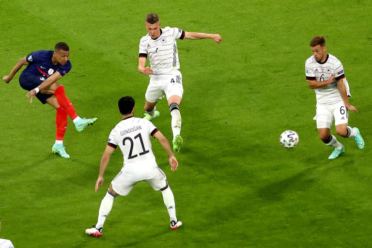 Kylian Mbappé, estrella de Francia, que chocará con Hungría en la Eurocopa; después, Alemania se las verá con Portugal.