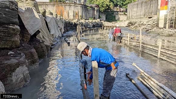 改善中施工人員在水位受潮汐、砂湧影響及惡劣環境中進行渠道子溝施工。(新北市水利局提供)