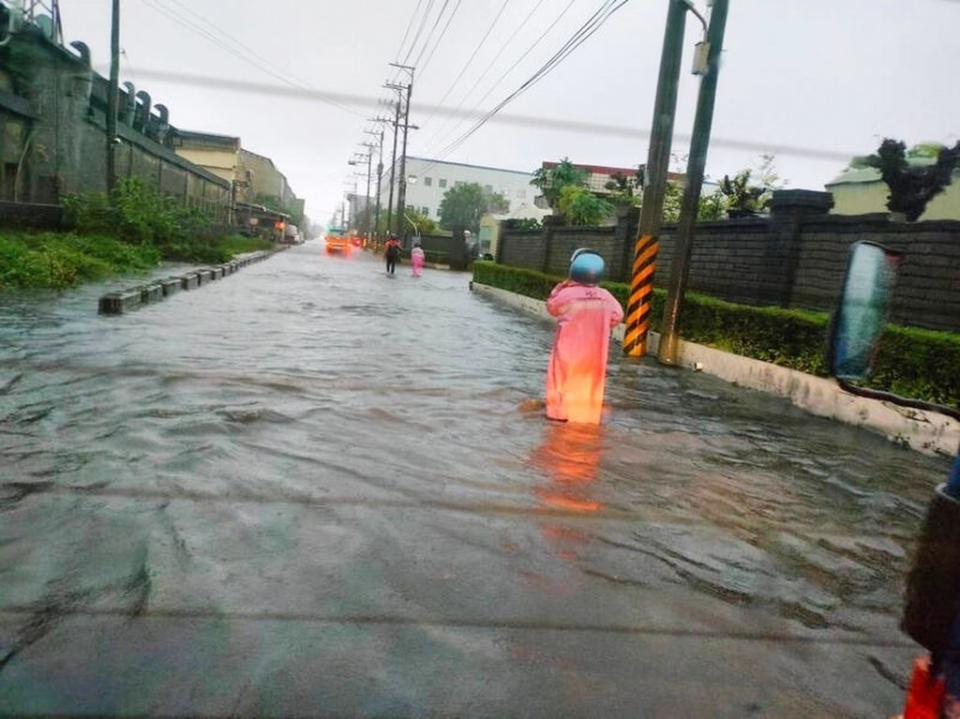 台中龍井區新仁路一帶嚴重淹水。（記者陳金龍翻攝）