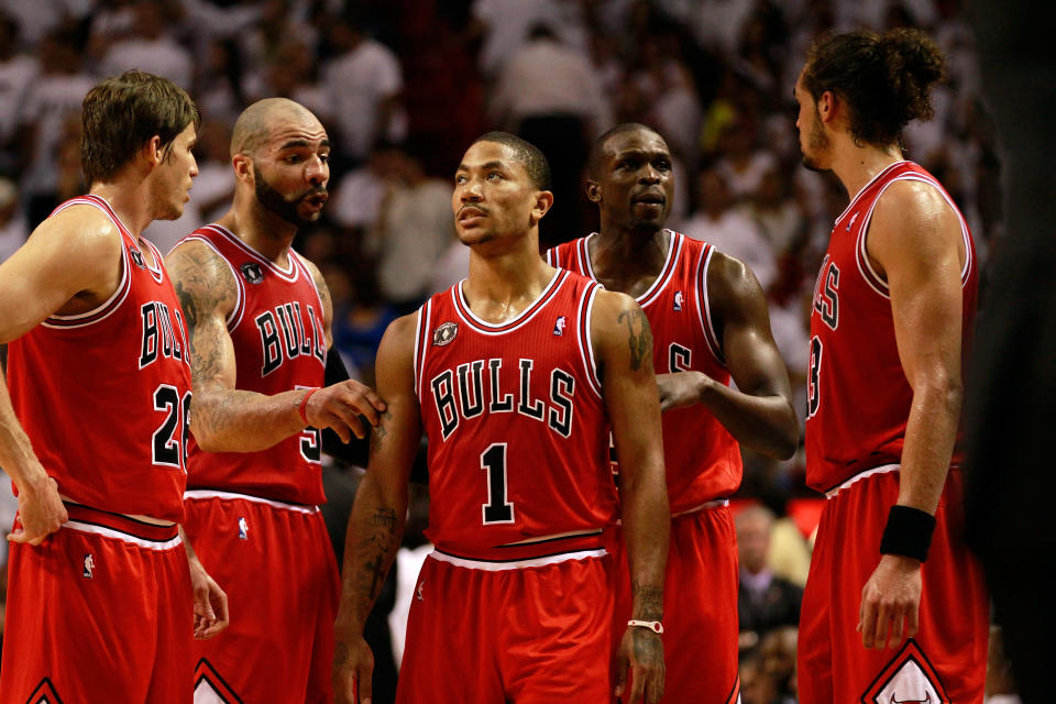 Kyle Korver（圖左起）Carlos Boozer、Derrick Rose、Luol Deng以及Joakim Noah。（Photo by Marc Serota/Getty Images）