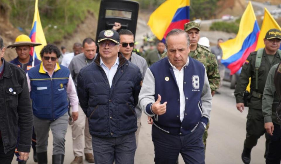 El presidente Gustavo Petro y el ministro de Transporte, Guillermo Reyes, en la zona de Rosas (Cauca). Allí habilitaron una ruta alterna a la vía Panamericana.