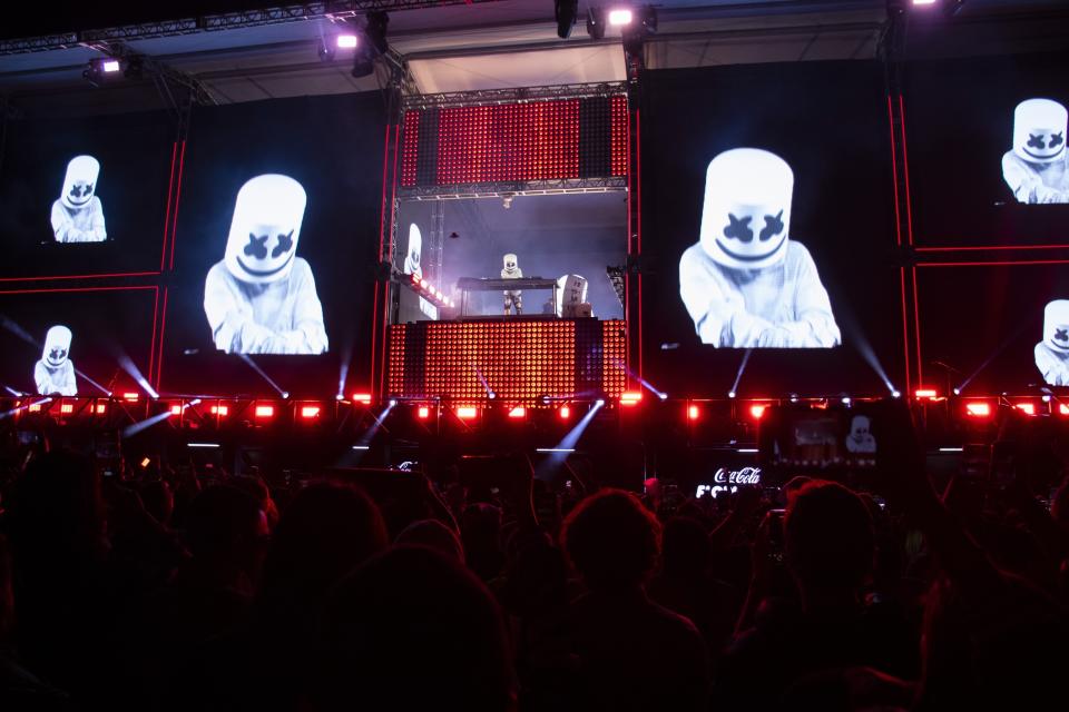 El DJ y productor estadounidense Marshmello durante su set en el Coca-Cola Flow Fest de la Ciudad de México el domingo 26 de noviembre de 2023. (Foto AP/Alejandro Godínez)