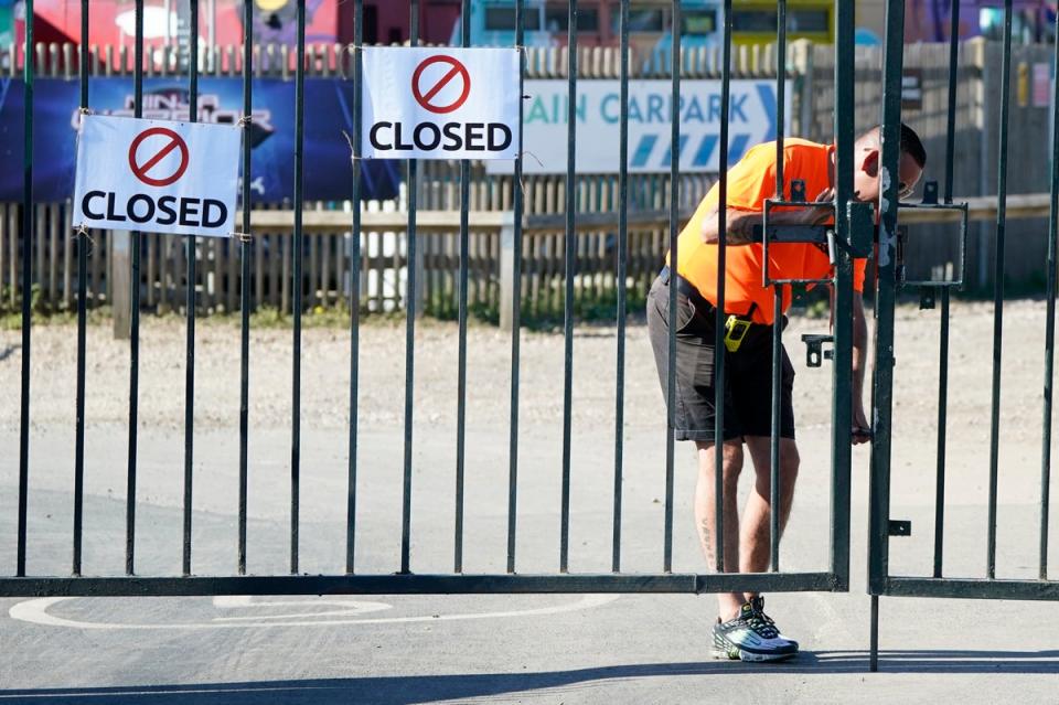 Closed signs on the gates of Liquid Leisure in Windsor (PA)