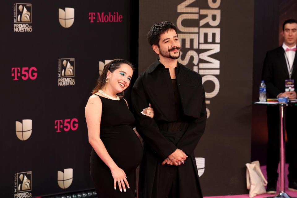 Evaluna Montaner y Camilo posan durante la 34 edición de Premios Lo Nuestro a la Música Latina de Univisión, en el FTX Arena el 24 de febreo de 2022, en Miami, Florida. (Foto:Rodrigo Varela/Getty Images)