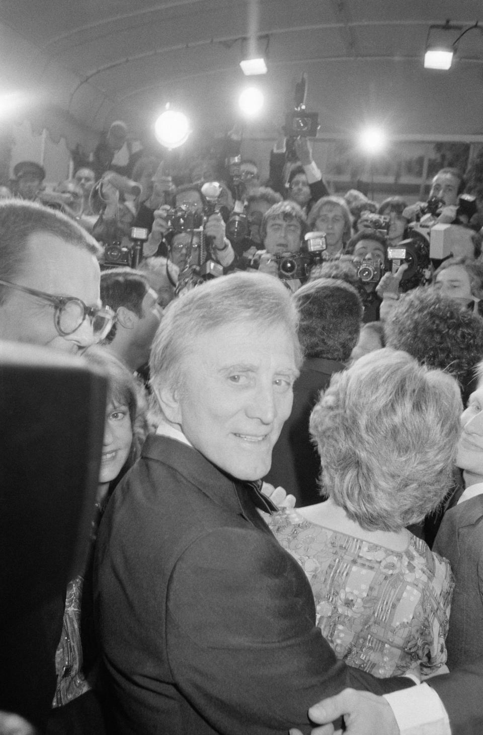 La multitud espera a la estrella en el festival de Cannes de 1980, año en que ejerció como presidente del jurado. (Foto: Bertrand Laforet / Getty Images)