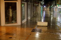 La ciudad malagueña de Ronda, sin un alma en las calles en su primer día de aplicación del toque de queda. (REUTERS/Jon Nazca)