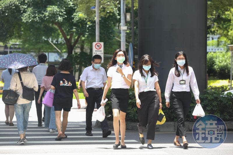 雖然三級警戒但並未停班，勞保局表示，通勤、工作中染疫皆屬職災。（本刊資料照）