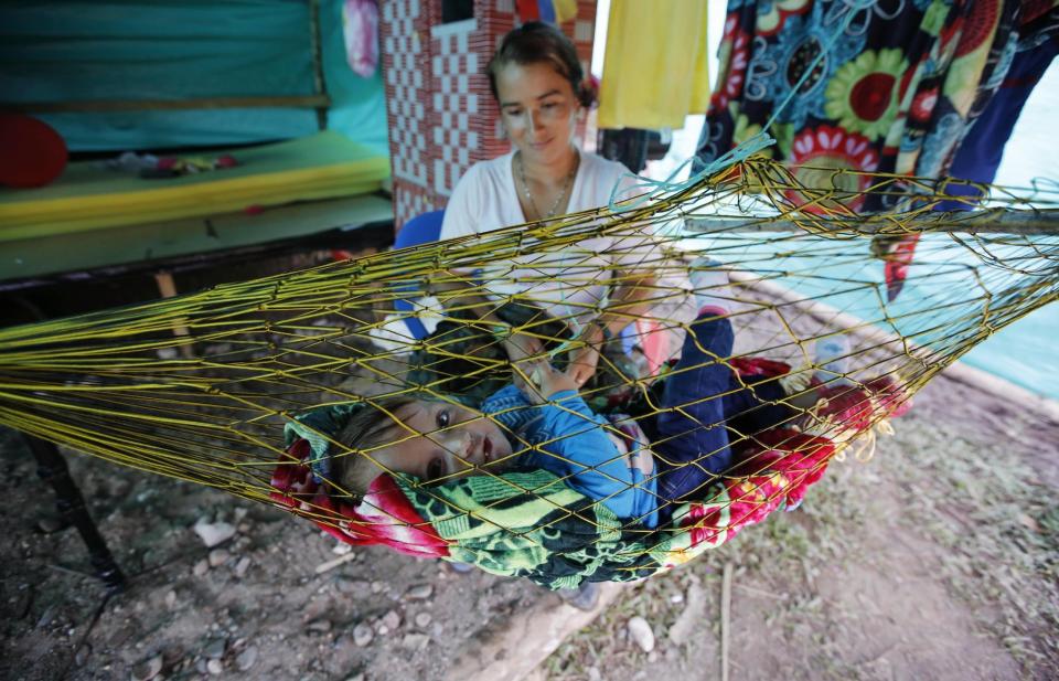 FOTOS: mujeres de las FARC cambian sus fusiles por bebés