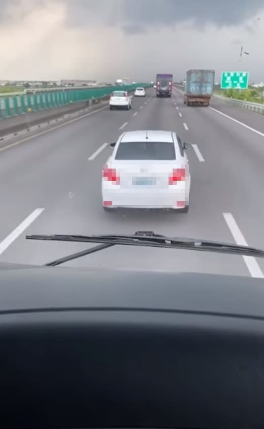 駕駛白車的蘇男不滿後車按喇叭，竟在國道下車理論。（圖／記者爆料網）