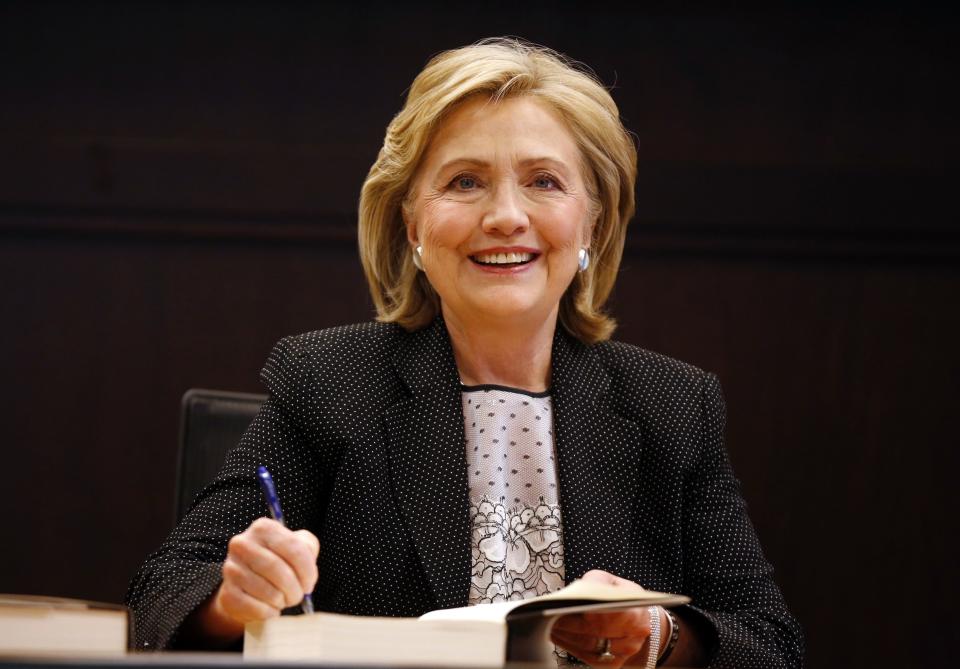 Former U.S. Secretary of State Hillary Clinton signs copies of her book "Hard Choices" at a Barnes & Noble book store in Los Angeles, California June 19, 2014. REUTERS/Lucy Nicholson (UNITED STATES - Tags: POLITICS MEDIA)