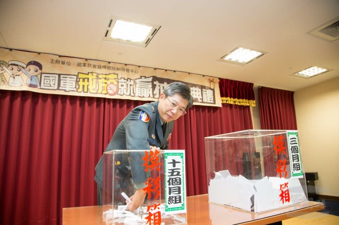 國防部軍醫局副局長陳少將19日主持「106年戒菸就贏比賽」抽獎，公開抽出得獎官兵。（軍聞社記者莊家宏攝）