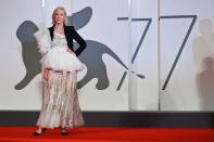 Cate Blanchett es la presidenta del jurado de la 77 edición del Festival de Venecia y, para la ceremonia de entrega del León de Oro, eligió un look de lo más arriesgado. La estrella lució un vestido con volantes de tul y flores metálicas de Alexander McQueen y un blazer negro de la misma marca, una combinación que no le favorecía demasiado. (Foto: Alberto Pizzoli / AFP / Getty Images)