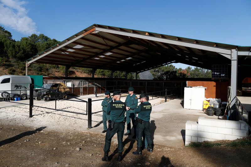 La Guardia Civil frente a una fábrica ilegal de tabaco subterránea durante una redada policial en Monda, en el sur de España