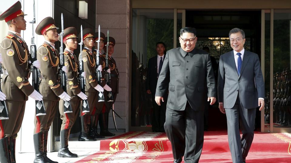 Kim Jong Un (L) am Samstag bei seinem Treffen mit Südkoreas Präsident Moon Jae In. Foto: South Korea Presidential Blue House via Yonhap