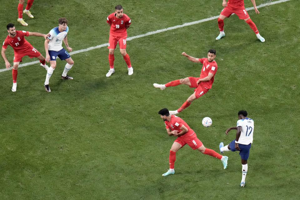 Bukayo Saka (segundo a la derecha) anota el tercer gol de Inglaterra ante Irán en el partido del Grupo B del Mundial, el lunes 21 de noviembre de 2022. (AP Foto/Hassan Ammar)