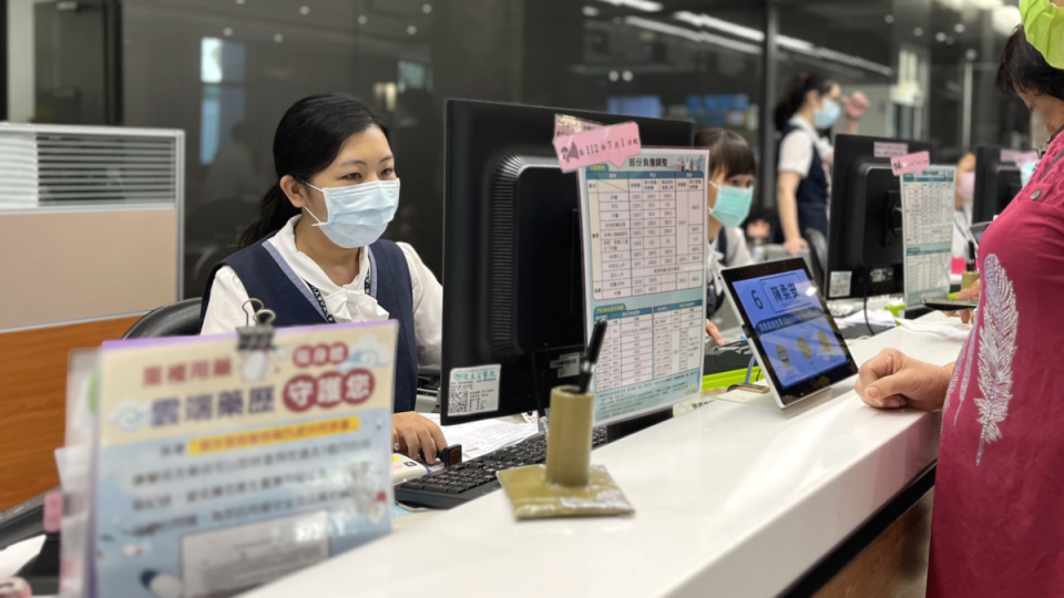 「鳶山雁行」計畫實施後，恩主公醫院每日不限診別及醫師，開放保留號讓合作診所幫病人透過平台直接掛號，增進民眾就醫便利性。   圖：恩主公醫院／提供