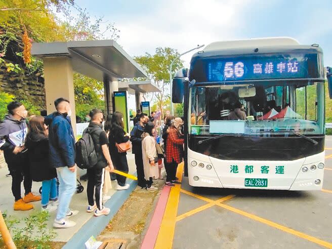 228連假周六開始，高雄市交通局預計去年底重新開園的壽山動物園湧入大量人潮，將對周邊道路進行交通管制，呼籲遊客多搭乘56號公車前來遊玩。（崔正綱攝）