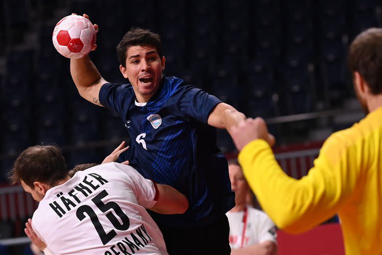 Diego Simonet remata al arco durante el partido de handball que disputaron Argentina y Alemania en Tokio 2020