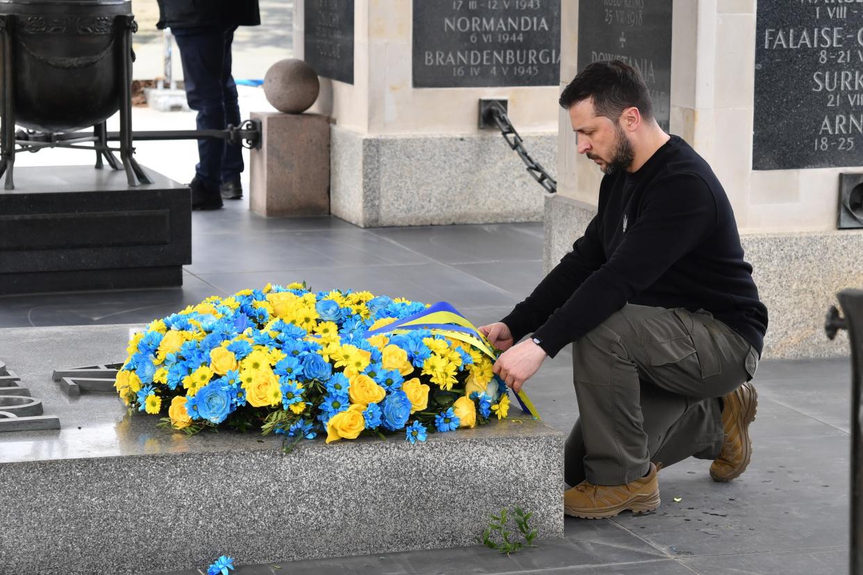 Ukrainian President Volodymyr Zelenski (R) lays a wreath on the Tomb of the Unknown Soldier at the Pilsudski Square in Warsaw, Poland (EPA)