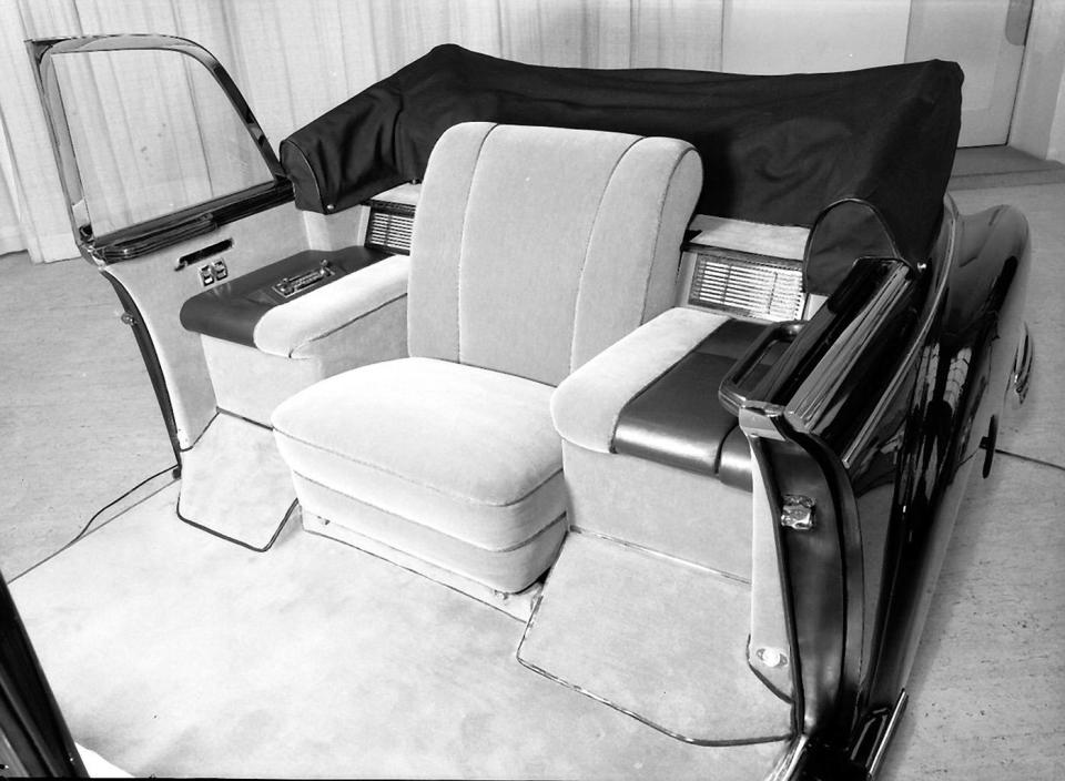 Modern times: The pope’s chair in the Mercedes-Benz 300 d was surrounded with controls for air conditioning, two-way radio and other functions.