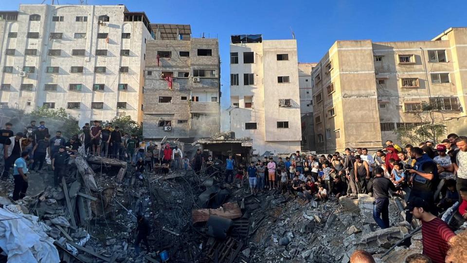 加薩市遭以色列空襲，民眾21日聚集遇襲現場。路透社