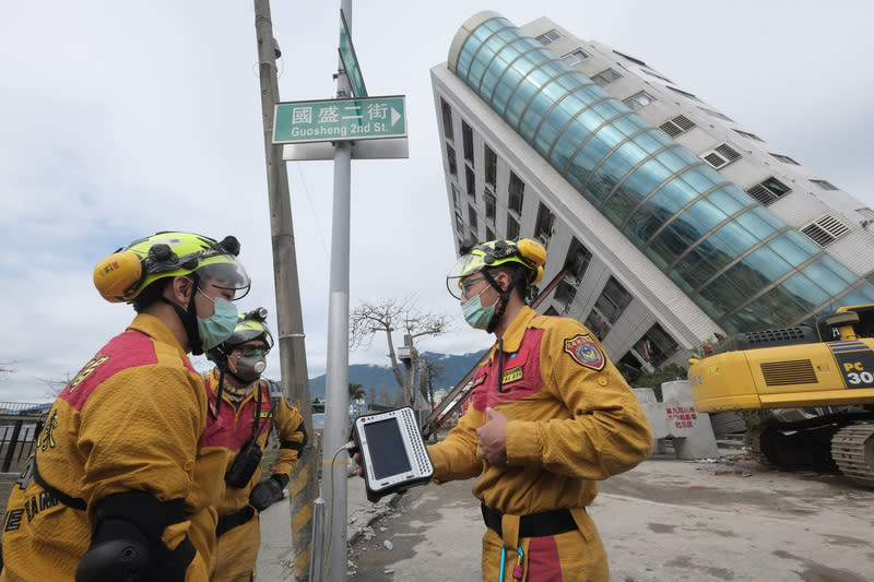 花蓮大地震造成雲門翠堤大樓嚴重傾斜，現場搜救人員9日手持日本提供的深層生命探測器投入救災。中央社記者王飛華攝