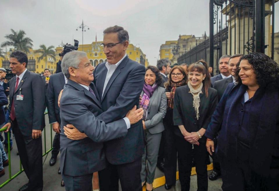 En esta foto provista por la Agencia Peruana de Noticias Andina, el presidente peruano Martín Vizcarra, centro a la derecha, abraza a su primer ministro, César Villanueva, afuera del palacio de gobierno en Lima, Perú, el miércoles 19 de septiembre de 2018. (Agencia Peruana de Noticias Andina vía AP)