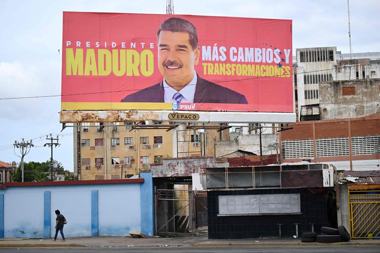 Un cartel de campaña del presidente y candidato Nicolás Maduro, en Maracaibo, estado de Zulia. (Raul ARBOLEDA / AFP)