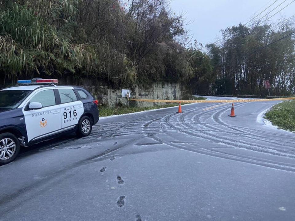 尖石後山降雪，警方在山下那羅設管制站車輛要加掛雪鍊才能上山。（圖：警方提供）