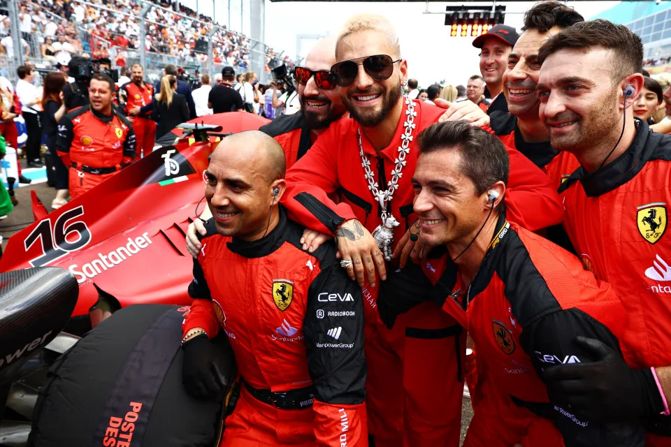 Maluma con el equipo de la escuder&#xed;a Ferrari | Foto: Mark Thompson/Getty Images