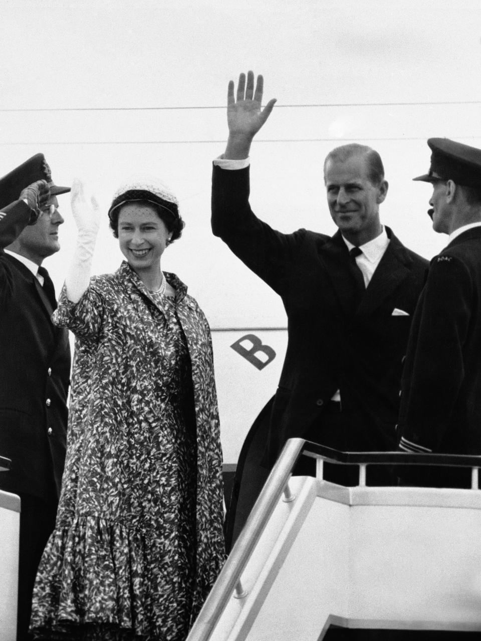 ARCHIVO - En esta foto del 18 de junio de 1959, el príncipe Felipe y la reina Isabel II de Inglaterra saludan en la rampa de un avión en el aeropuerto de Londres, antes de partir a Canadá para una visita de 45 días. (AP Foto, Archivo)