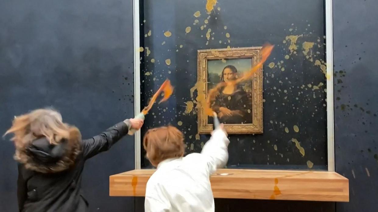 Activistas lanzan sopa a Mona Lisa