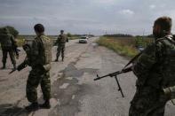 Members of the Ukrainian national guard stand at a checkpoint nearby the town of Slavyanoserbsk, in Luhansk region September 10, 2014. REUTERS/Gleb Garanich