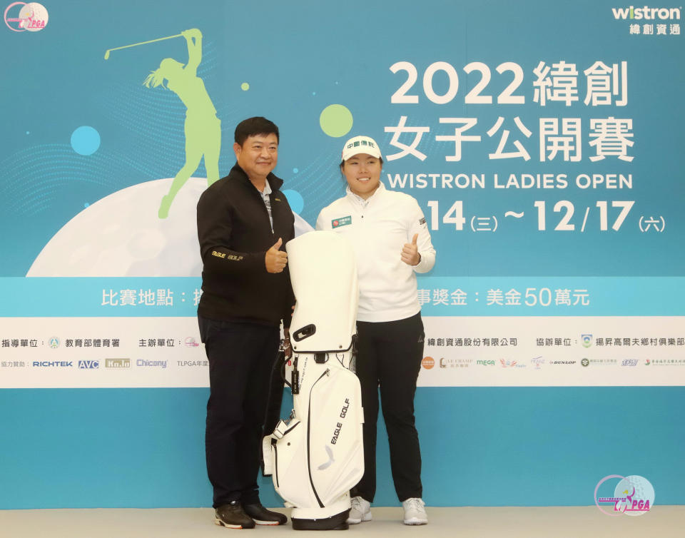 大自然高爾夫陳永錚董事長左贊助提供並頒發一桿進洞獎給安禾佑。官方提供