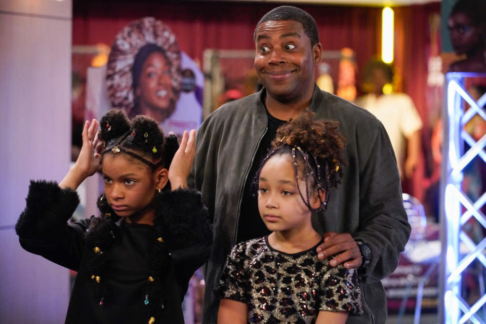 Kenan Thompson stands with his hands on the shoulders of Dani Lane and Dannah Lane