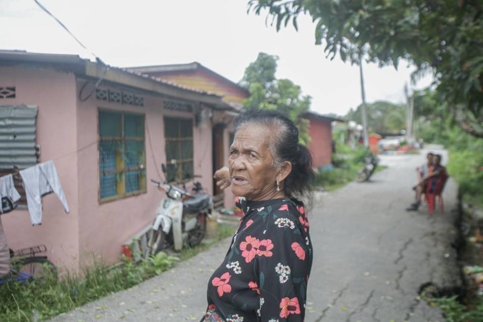 Absah Abdul Malik speaks to Malay Mail about being marginalised by the politicians which caused her to suffer greatly. — Picture by Farhan Najib