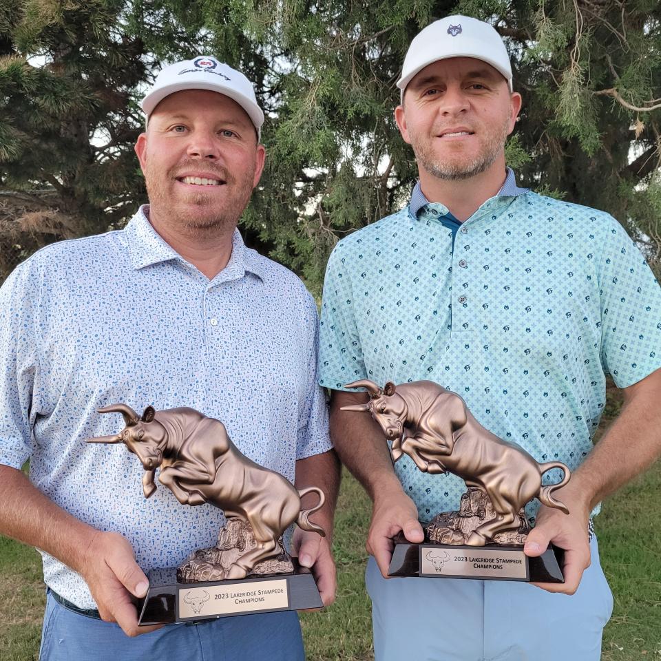 Thumper Galyean, izquierda, y Brady Shivers, derecha, ganaron la asociación Stampede el domingo en LakeRidge Country Club.  Los compañeros de juego dispararon 28 bajo par durante 54 hoyos, buenos para una victoria de seis golpes.