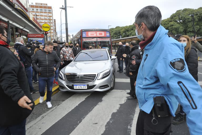 Llega el colectivo de la línea 60 para la dupla