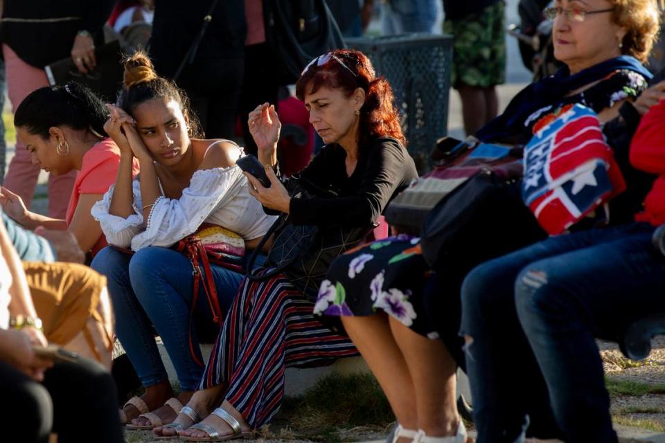 Personas esperan en un parque para ser llamados por la embajada estadounidense el día de su reapertura de visas y servicios consulares en La Habana, Cuba, el miércoles 4 de enero de 2023. (AP Foto/Ismael Francisco)
