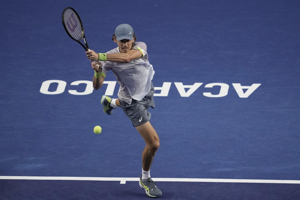 El australiano de Miñaur devuelve la pelota al japonés Taro Daniel, durante un encuentro del Abierto mexicano de Tenis en Acapulco, el jueves 2 de marzo de 2023 (AP Foto/Eduardo Verdugo)